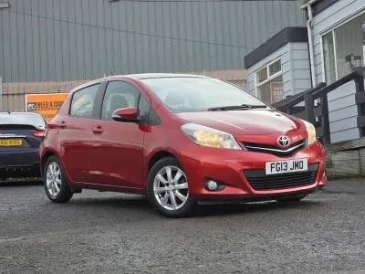 Używany Toyota Yaris 101 KM (74 kW) 2013 Czerwony Hatchback