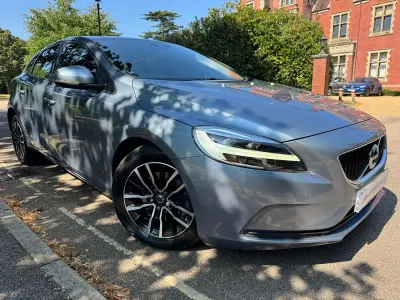 Used Volvo V40 Momentum 122 HP (89 kW) 2016 Blue Hatchback