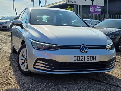 Usado VW Golf VII Life 130 HP (95 kW) 2021 Prateado Citadino