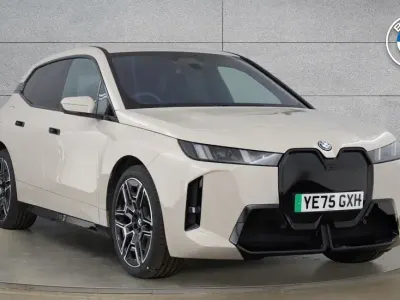 Usado BMW iX M Sport 295 kW (402 CV) 2025 Gris SUV