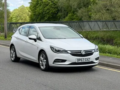 Used Vauxhall Astra SRi 150 HP (110 kW) 2018 White Hatchback