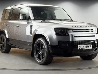 Usado Land Rover Defender SE Dynamic 250 HP (183 kW) 2023 Cinzento SUV