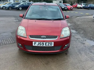 Käytetty Ford Fiesta Ghia 67 HP (49 kW) 2009 Punainen Viistoperä