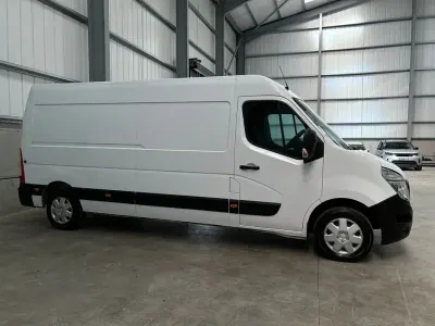 Used Nissan Interstar Tekna 135 HP (99 kW) 2022 White Van