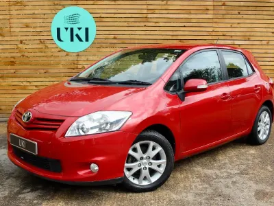 Used Toyota Auris 101 HP (74 kW) 2012 Red Hatchback