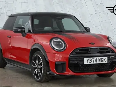 Begagnad Mini Cooper Hatch 154 HK (113 kW) 2024 Röd Halvkombi