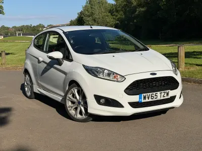 Used Ford Fiesta Zetec 2015 White Hatchback