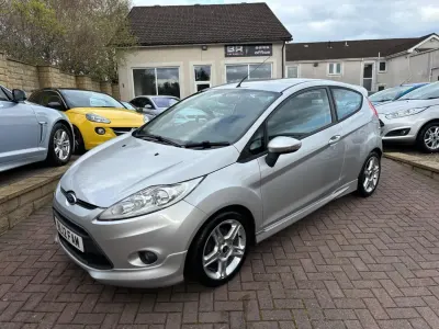 Używany Ford Fiesta Zetec 118 KM (86 kW) 2012 Srebrny Hatchback