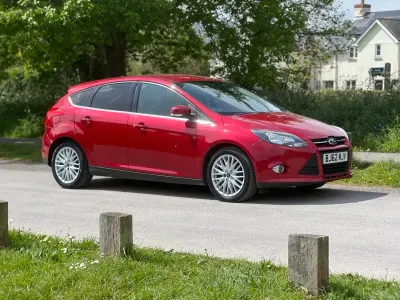 Usado Ford Focus Zetec 125 HP (91 kW) 2012 Vermelho Citadino