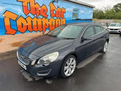 Usado Volvo S60 SE Lux 215 CV (158 kW) 2013 Gris Berlina