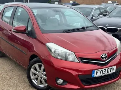 Used Toyota Yaris 101 HP (74 kW) 2013 Red Hatchback