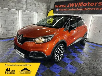 Used Renault Captur Dynamique 90 HP (66 kW) 2016 Orange/black SUV