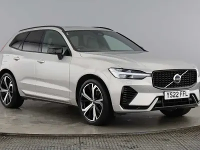 Usado Volvo XC60 R-Design Pro 449 CV (330 kW) 2022 Plateado SUV
