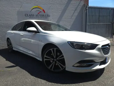 Used Vauxhall Insignia SRi 170 HP (125 kW) 2017 White Hatchback