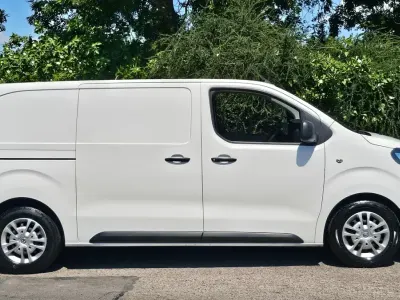 Used Vauxhall Vivaro 100 HP (73 kW) 2019 White MPV