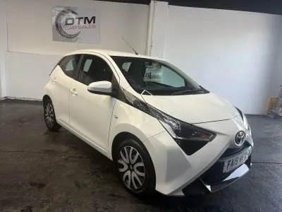 Used Toyota Aygo X-play 72 HP (52 kW) 2019 White Hatchback
