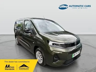 Usado Vauxhall Combo Design Edition 100 kW (136 HP) 2025 Verde Monovolume