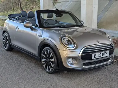 Usado Mini Cooper Cabriolet Exclusive 136 CV (100 kW) 2019 Plateado Descapotable