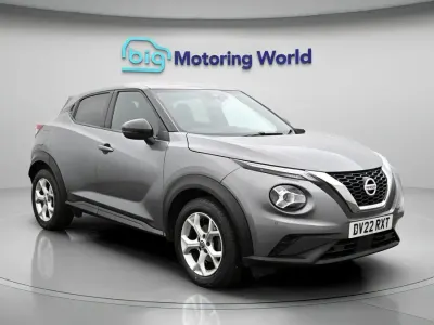 Usado Nissan Juke N-Connecta 114 CV (83 kW) 2022 Gris SUV
