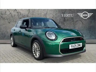Begagnad Mini Cooper Exclusive 147 kW (200 HK) 2025 Grön Halvkombi