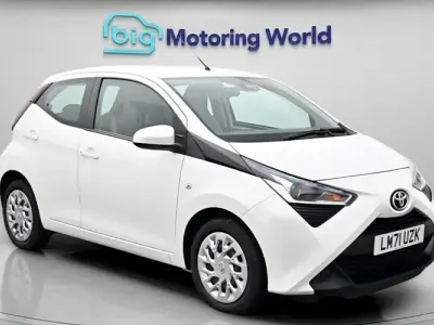Second-hand Toyota Aygo X-play 72 CP (52 kW) 2021 Alb Hatchback