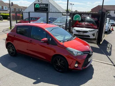 Używany Toyota Yaris Sport 99 KM (72 kW) 2015 Czerwony Hatchback