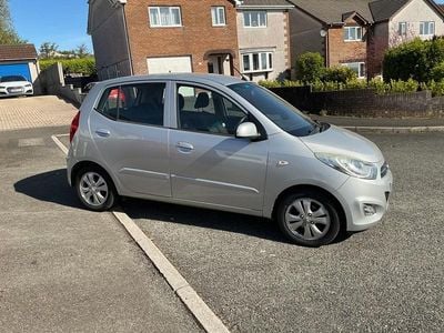 Usado Hyundai i10 Active 85 HP (62 kW) 2012 Prateado Citadino