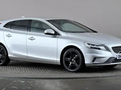 Begagnad Volvo V40 R-Design 152 HK (111 kW) 2019 Silver Halvkombi