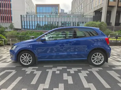 Begagnad VW Polo 70 HK (51 kW) 2010 Blå Halvkombi