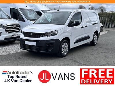 Begagnad Peugeot Partner Premium 131 HK (96 kW) 2023 Vit Minibuss