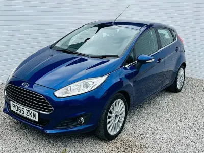 Używany Ford Fiesta Zetec 2015 Niebieski Hatchback