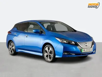 Begagnad Nissan Leaf Tekna 110 kW (150 HK) 2021 Blå Halvkombi
