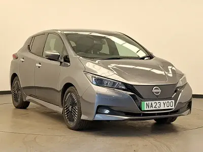 Begagnad Nissan Leaf N-Connecta 110 kW (150 HK) 2023 Grå Halvkombi
