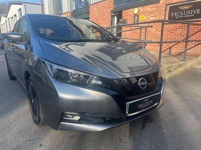Begagnad Nissan Leaf N-Connecta 110 kW (150 HK) 2022 Grå Halvkombi