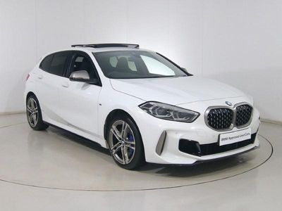 Begagnad BMW M135 Shadowline 306 HK (225 kW) 2024 Vit Halvkombi