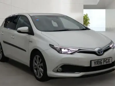 Used Toyota Auris Hybrid 136 HP (100 kW) 2016 White Hatchback