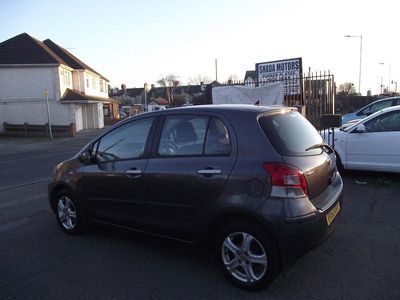 Used Toyota Yaris 99 HP (72 kW) 2010 Grey Hatchback