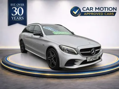 Usado Mercedes C300 AMG line 245 CV (180 kW) 2021 Plateado Familiar