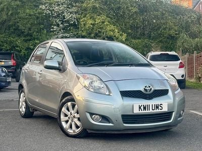 Begagnad Toyota Yaris 2011 Silver Halvkombi