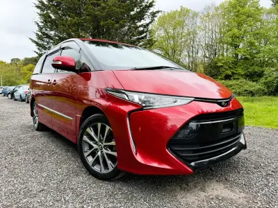 Begagnad Toyota Estima 2016 Röd Minibuss
