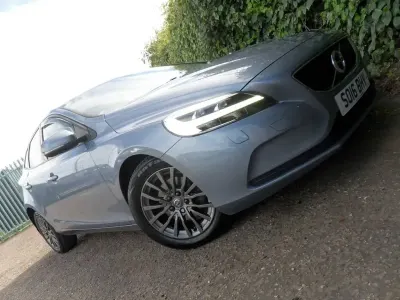 Begagnad Volvo V40 Momentum 120 HK (88 kW) 2016 Blå Halvkombi