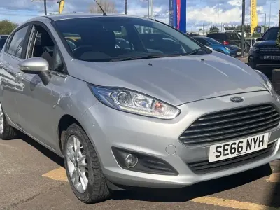 Usado Ford Fiesta Zetec 2017 Plateado Utilitario