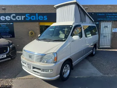 Used Toyota Regius 2016 White/silver Van