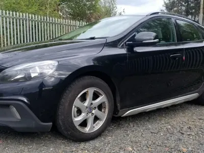 Käytetty Volvo V40 SE 2014 Musta Viistoperä