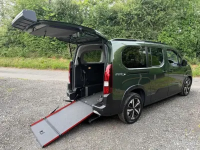 Used Peugeot Rifter Allure 131 HP (96 kW) 2024 Green MPV