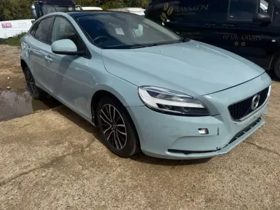 Used Volvo V40 Momentum 2018 Blue Hatchback