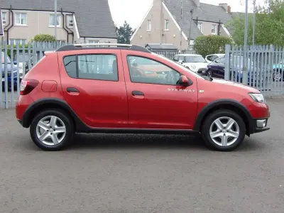 Używany Dacia Sandero Lauréate 90 KM (66 kW) 2015 Czerwony Hatchback