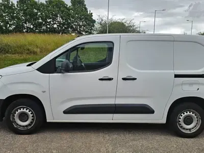 Used Vauxhall Combo Edition 100 HP (73 kW) 2019 Polar white MPV