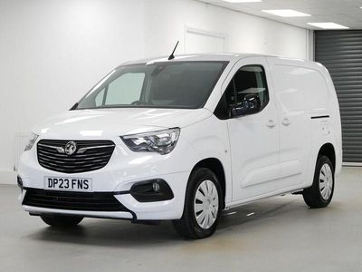 Second-hand Vauxhall Combo Edition 100 CP (73 kW) 2023 Alb Monovolum