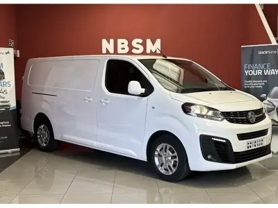 Second-hand Vauxhall Vivaro 145 CP (106 kW) 2022 Alb Monovolum